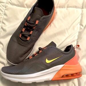 Nike women’s air max motion 2